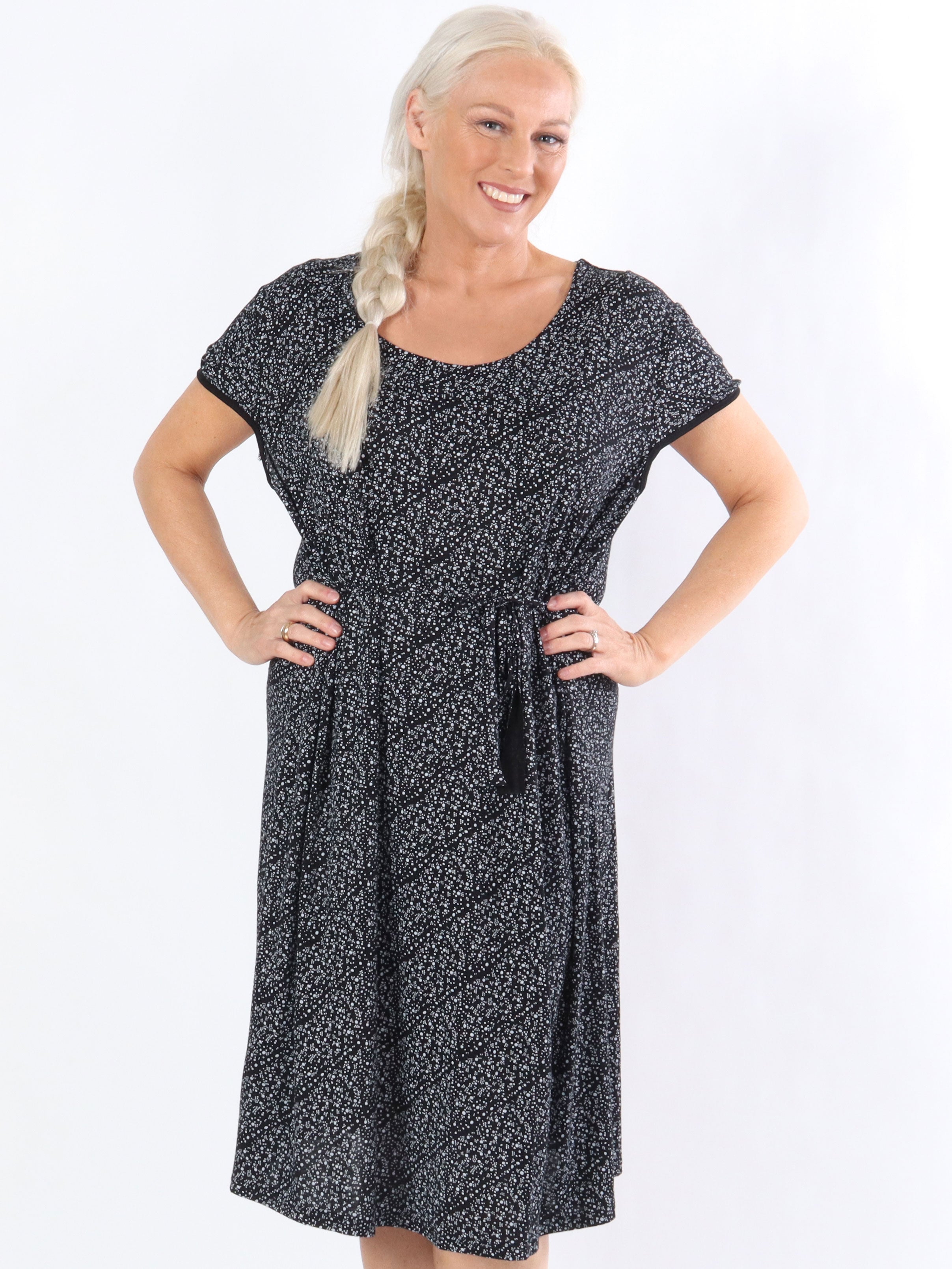 Natalia - Elastisk kjole med små hvide prikker